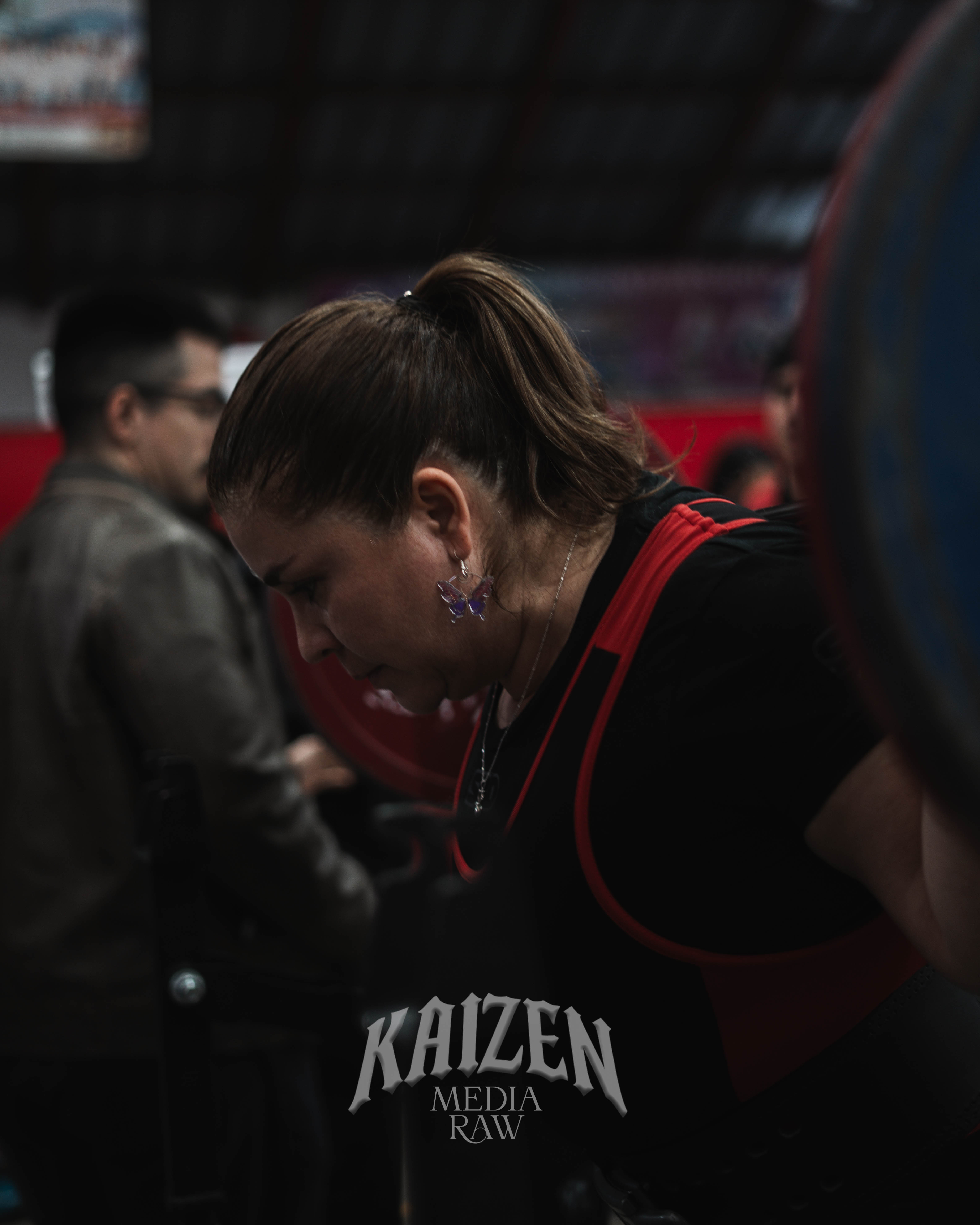 Retrato frontal de un hombre con copete